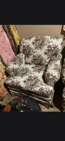 Floral couch and loveseats - Photo 2