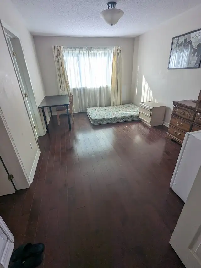 Barrhaven rooms.Master bedroom $1250. Basement room $780. ASAP
