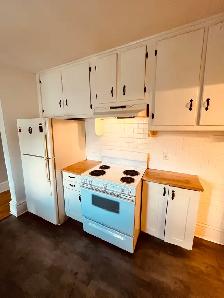 2-Bedroom Upper-Level Apartment for Rent – Downtown - Photo 2
