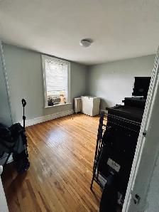 2-Bedroom Upper-Level Apartment for Rent – Downtown - Photo 4