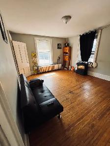 2-Bedroom Upper-Level Apartment for Rent – Downtown - Photo 8
