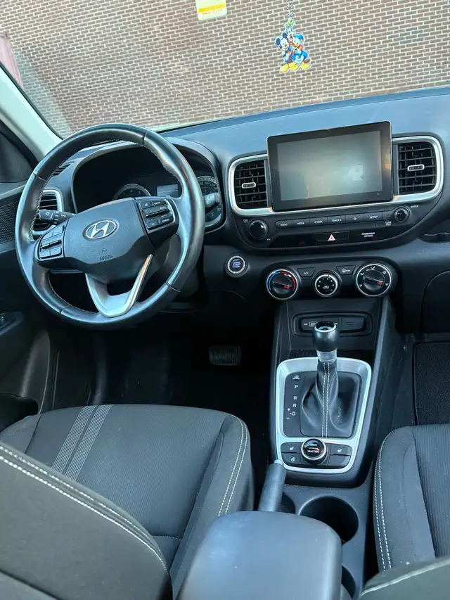 2022 Hyundai Venue Preferred – Silver – Only 16,236 km!