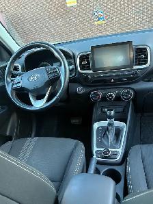 2022 Hyundai Venue Preferred – Silver – Only 16,236 km!