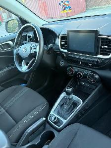2022 Hyundai Venue Preferred – Silver – Only 16,236 km! - Photo 2