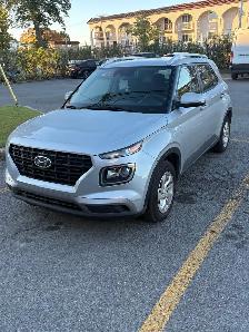 2022 Hyundai Venue Preferred – Silver – Only 16,236 km! - Photo 3