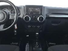 2018 Jeep Wrangler JK Unlimited Sahara / 4x4 - Photo 15