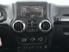 2018 Jeep Wrangler JK Unlimited Sahara / 4x4 - Photo 16