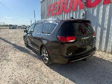 2018 Chrysler Pacifica Limited - Photo 2
