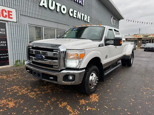 2014 Ford Super Duty F-350 DRW Lariat 4WD Crew Cab 8' Box