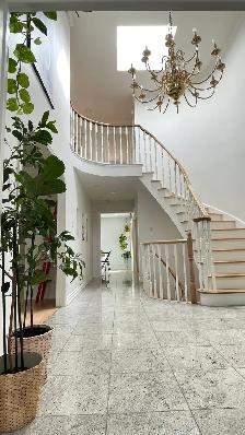 Furnished Queen Room –Second floor- All Inclusive /Females only - Photo 8