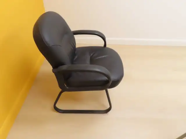 Chaise  noire en cuir 100%