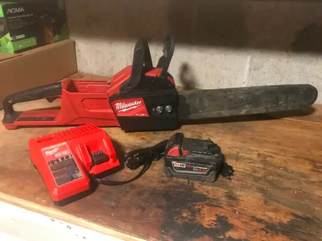 Milwaukee M18 FUEL 16' Brushless Chainsaw Kit