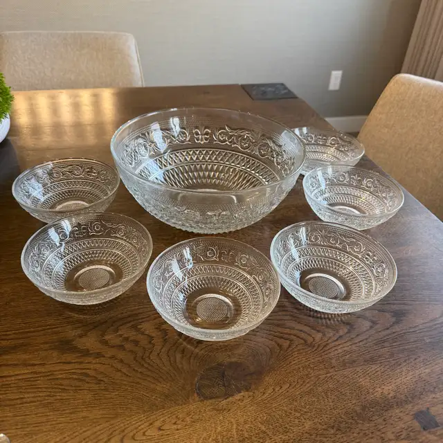 Salad Serving Bowl and 6 Side Bowels - NIB