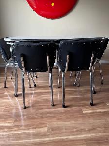 Vintage Table and Chairs - Photo 3