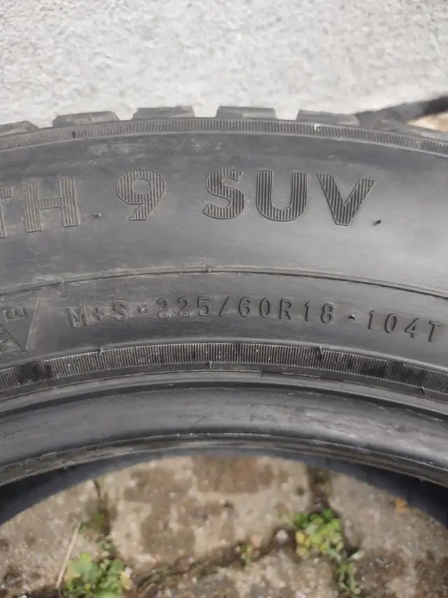-225-60R18x4 pneus hiver Nokian Nordman . Comme neufs