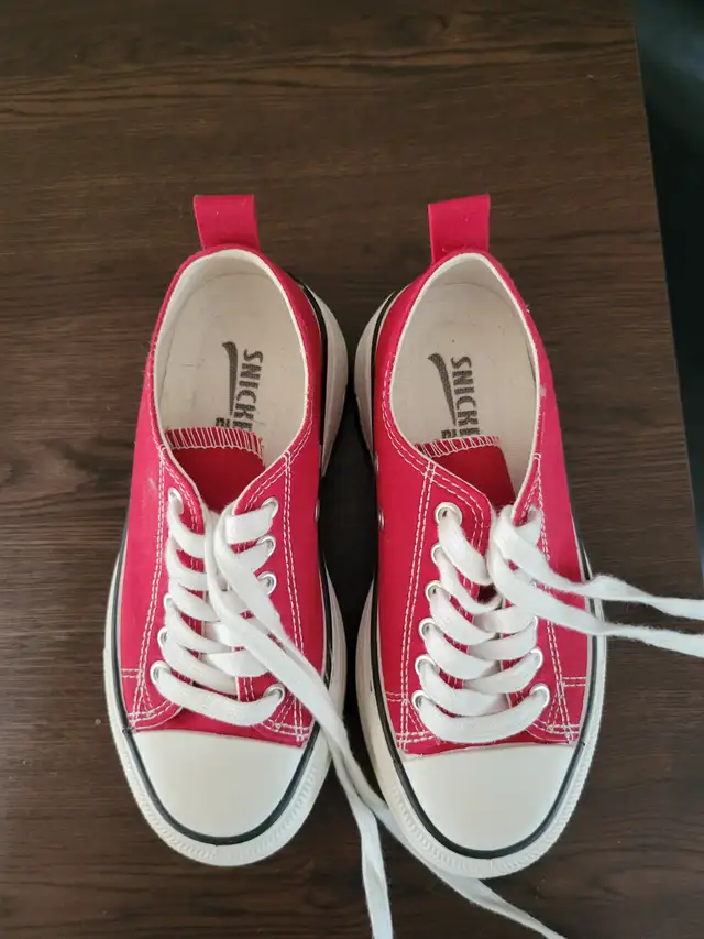 Soulier Snikers 2.0 rouge neuf grandeur 6