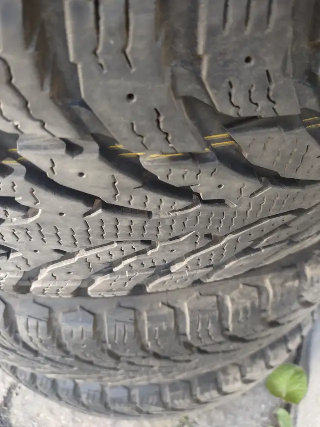 4 pneus hiver 225-60R18 Nokian Nordman . Comme neufs