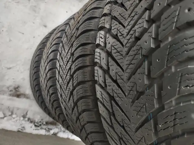-4 pneus hiver Nokian Hakkapeliitta10 255-60R18 comme neuf.