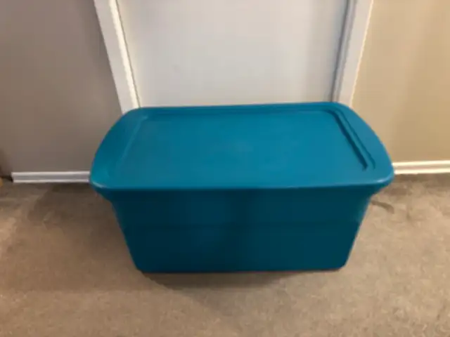 XL Sterilite storage bin / container