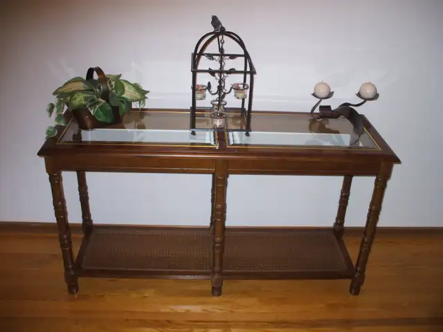 ACCENT OR  SOFA TABLE