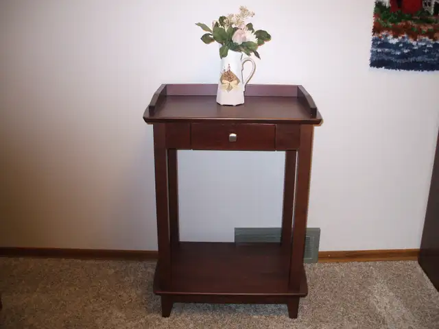 ACCENT TABLE