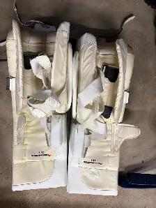 35 2 goalie pads - Photo 3