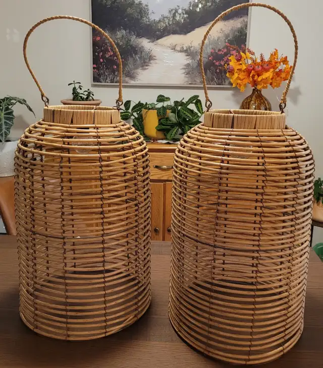 Outdoor Solar Rattan-style Cylindrical LED Lanterns with handle