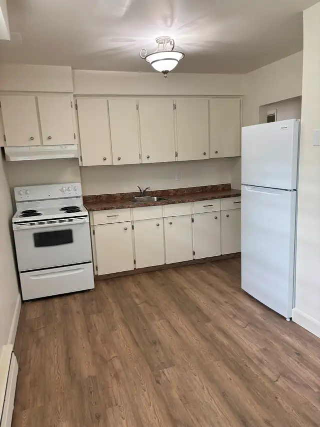 Cobourg 2 bedroom apartment - available now/Nov 1st