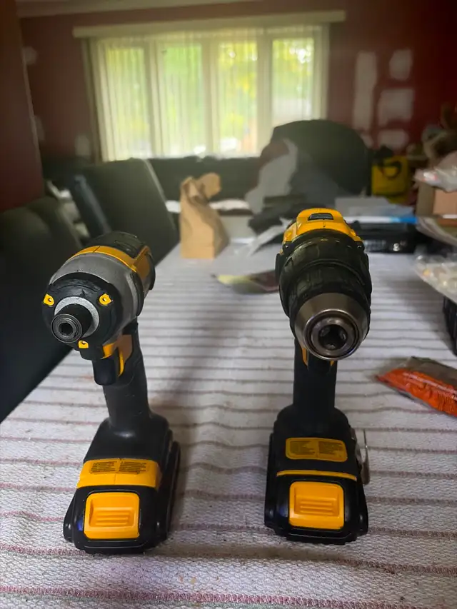 DeWalt 20V MAX Drill   Impact Driver with 2 Batteries