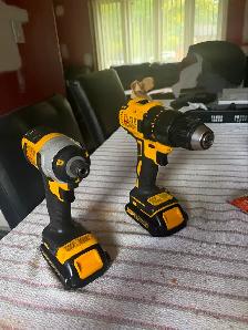 DeWalt 20V MAX Drill   Impact Driver with 2 Batteries - Photo 2