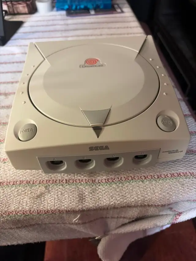 Sega Dreamcast Console Bundle   2 Controllers, VMUs, SD Adapter