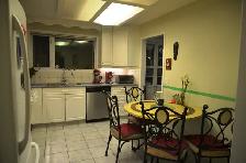 3 bedroom house (main level) - Nice & Clean - 1 min to C-Train - Photo 8