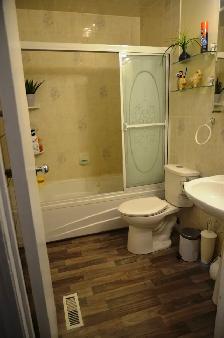 3 bedroom house (main level) - Nice & Clean - 2 min to C-Train - Photo 3
