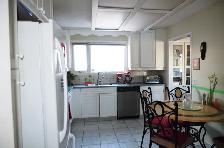 3 bedroom house (main level) - Nice & Clean - 2 min to C-Train - Photo 8