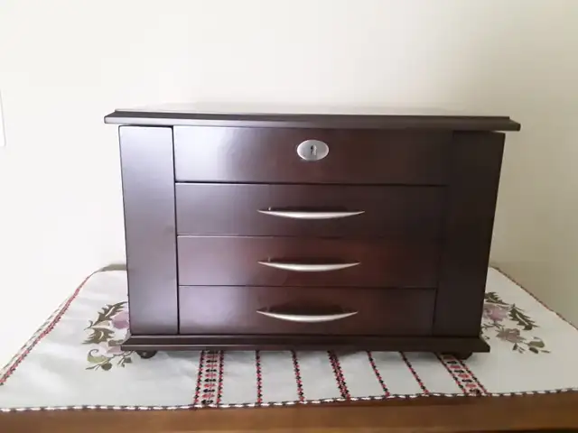 JEWELERY BOX