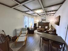 Large high ceiling 2 Bedroom -241 Queen St S