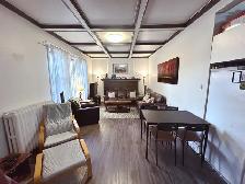 Large high ceiling 2 Bedroom -241 Queen St S - Photo 2