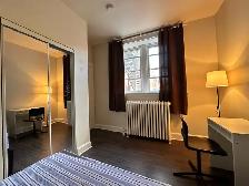 Large high ceiling 2 Bedroom -241 Queen St S - Photo 7