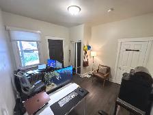 Large high ceiling 2 Bedroom -241 Queen St S - Photo 9
