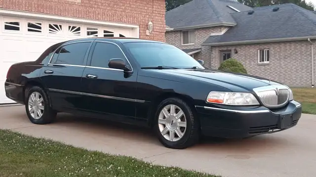 2006 LINCOLN TOWN CAR FOR SALE.
