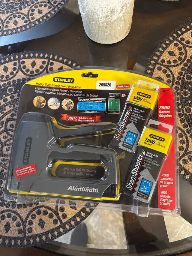 Stanley Heavy Duty Staple Gun / Brad Nailer   2000 Stap