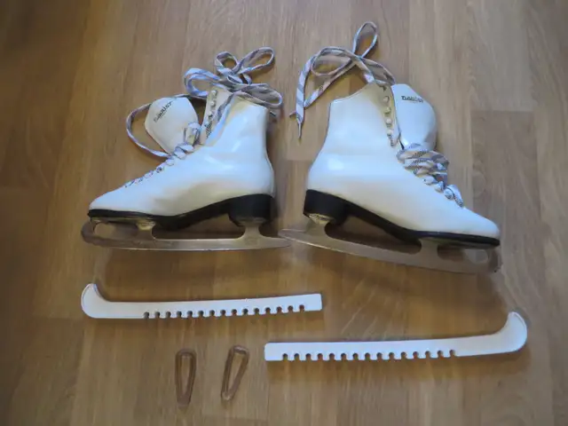 PATINS A GLACE  DAOUST CANADA PEU PORTE