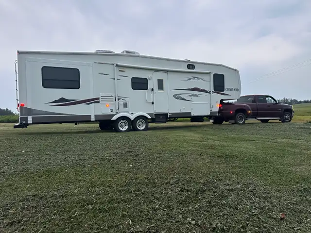 Fifthwheel trailer 32’ Dutchman Colorado by THOR