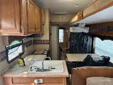 Fifthwheel trailer 32’ Dutchman Colorado by THOR - Photo 9