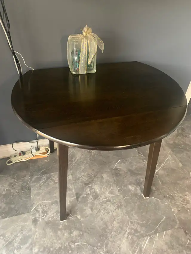 WOODEN ROUND KITCHEN TABLE