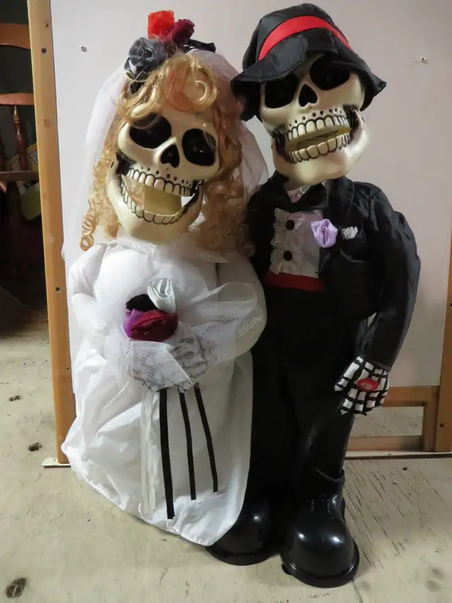 HALLOWEEN COUPLE MARIE CHANTENT DANSENT YEUX CLIGNOTTES NEUF