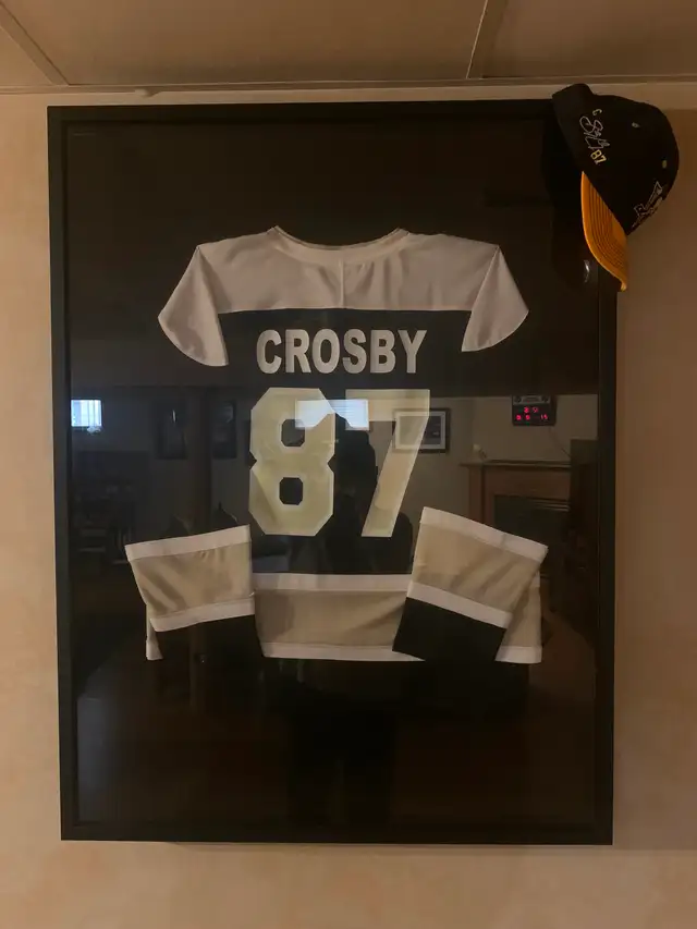 FRAMED CROSBY HOCKEY JERSEY