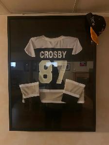 FRAMED CROSBY HOCKEY JERSEY