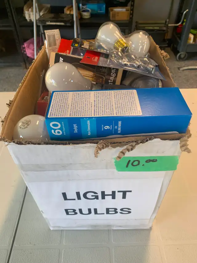 MISCELLANEOUS BOX OF LIGHT BULBS