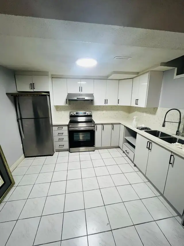 PRIVATE ROOM AVAIALBLE IN MISSISSAUGA. NEAR BY SQUARE ONE